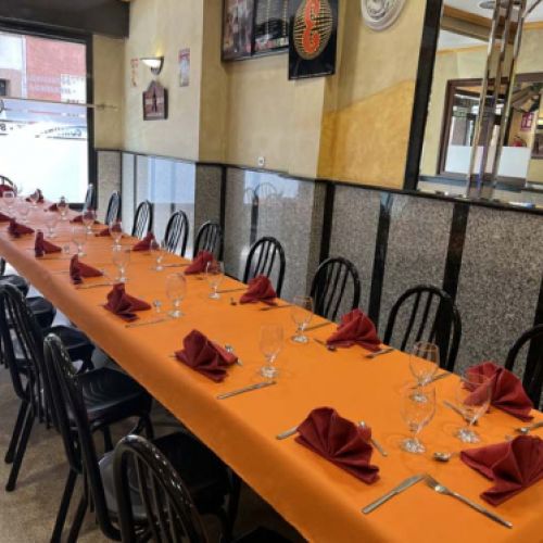 Imagen de comedor preparado para celebración en mesa larga