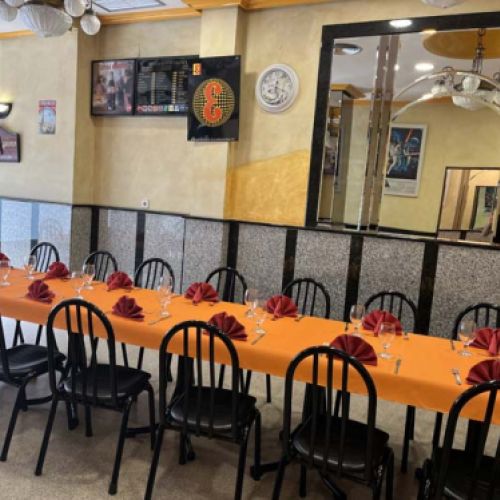 Imagen de comedor preparado para celebración en mesa larga