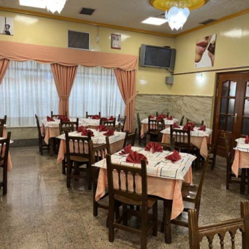 Imagen del comedor principal con varias mesas montadas