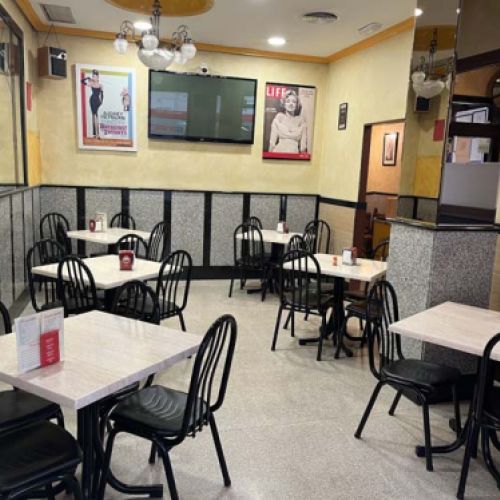 Imagen de mesas montadas en comedor